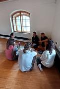 1 Studenti gymnázia sdílejí v různě zaměřených skupinkách své bohaté zkušenosti.