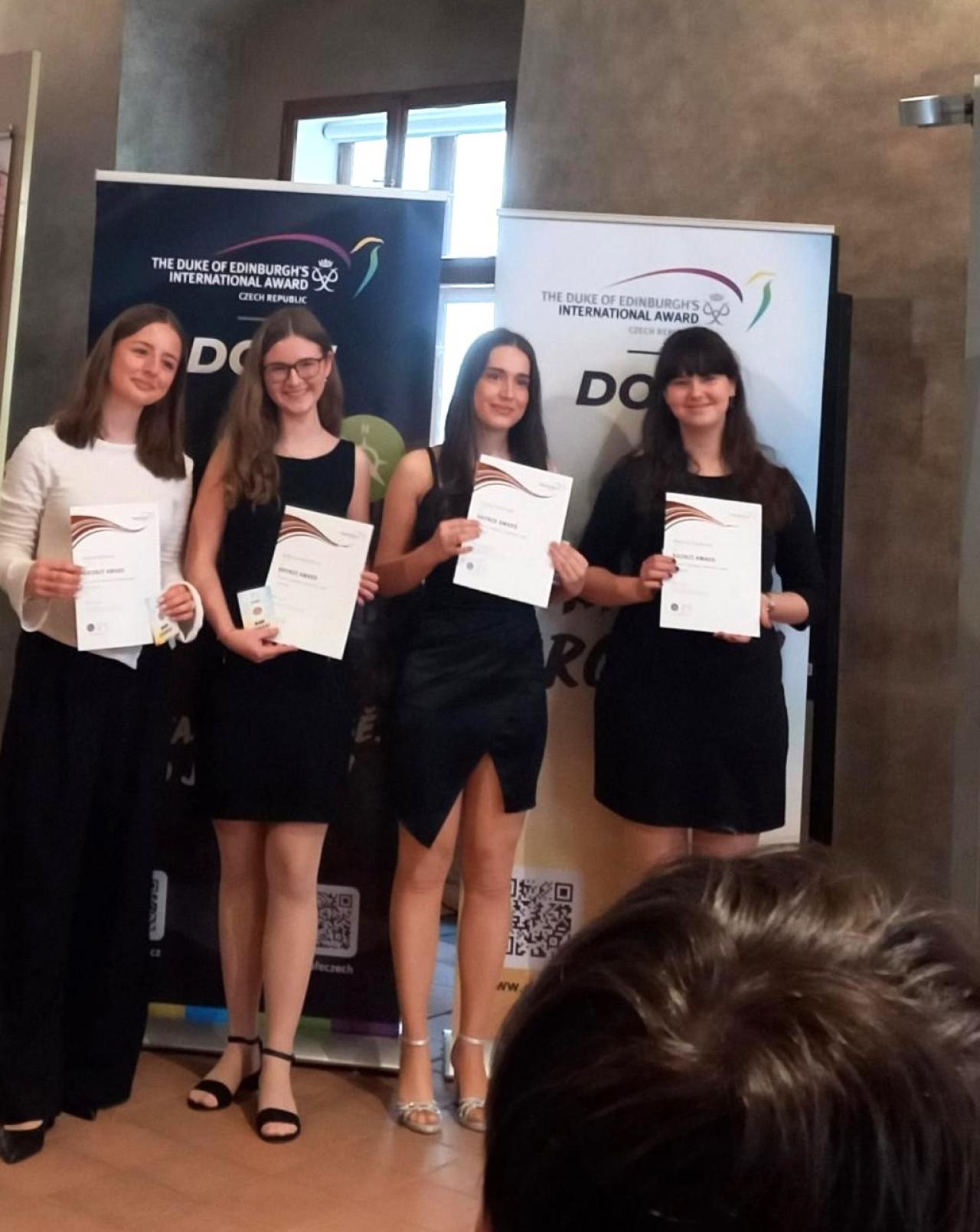 Studentky gymnázia s certifikáty "Bronzové úrovně".