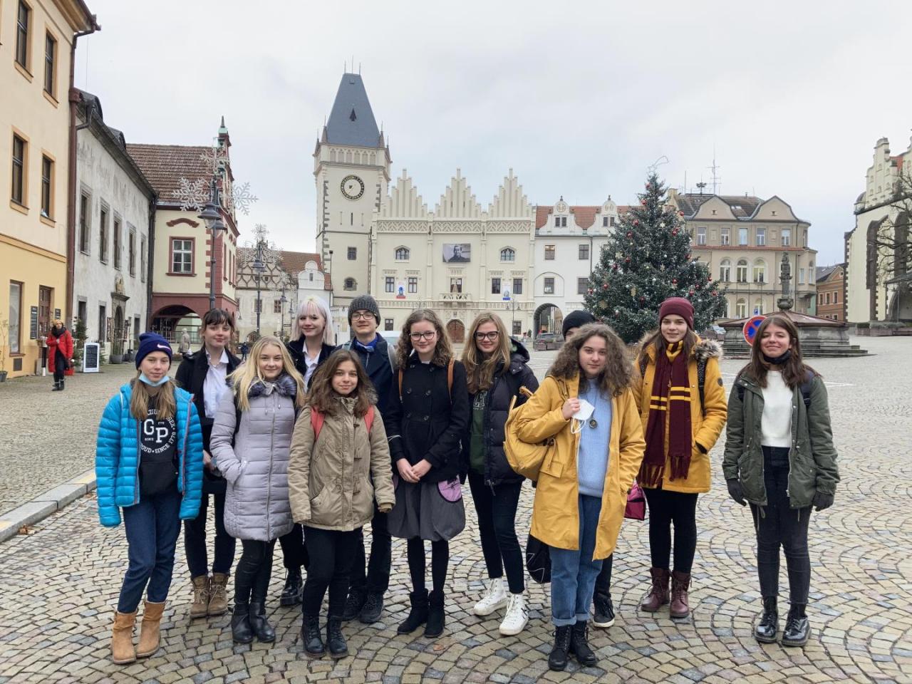 Z leva: Vanda, Laura, Kristýna, Marianna, Kateřina, Vojta, Viktorie, Samatha, Klára, Honza a Káťa a Elen. Bystré oko najde i Václava Havla.,  