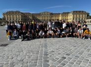 Skupinová fotka před zámkem Schönbrunn Skupinová fotka před zámkem Schönbrunn