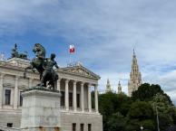 Vídeň_Parlament a věž radnice v pozadí Vídeň_Parlament a věž radnice v pozadí