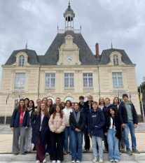 chybí jen Tin Tin před radnicí v Segré