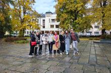 v Palackého sadech před divadlem prohlídka města