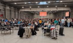 Patnáct set soutěžících