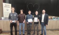 Družstvo starších po předání diplomu, v pravo ředitel turnaje Mgr. V. Hokr