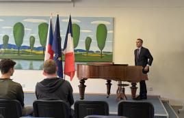 Gymnázium Písek navštívil francouzský velvyslanec Stéphane Crouzat