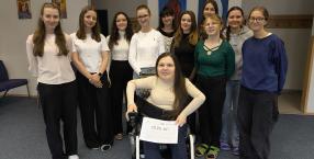 Sladká pomoc z Gymnázia Písek: DofE Bake Sale pro paní Petru