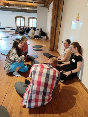1 Studenti gymnázia sdílejí v různě zaměřených skupinkách své bohaté zkušenosti.