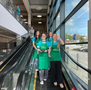 Studentky gymnázia seznamovaly zákazníky s akcí a rozdávaly propagační materiály.