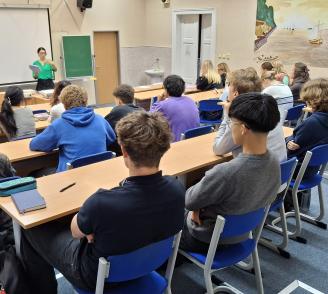 JUDr. Jana Tomešová přednáší o trestním právu JUDr. Jana Tomešová přednáší o trestním právu