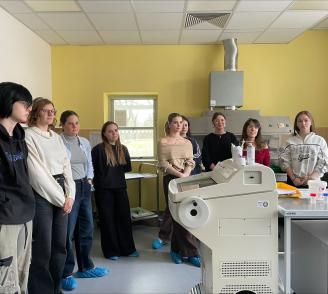 Návštěva laboratoře na patologii, 7. O