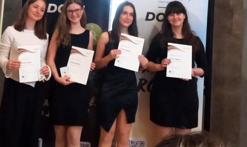 Studentky gymnázia s certifikáty "Bronzové úrovně".
