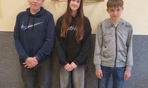 žáci 2. O: zleva Marek Viktora, Sofie Mimráčková, Filip Velát žáci 2. O: zleva Marek Viktora, Sofie Mimráčková, Filip Velát