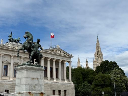 Vídeň_Parlament a věž radnice v pozadí Vídeň_Parlament a věž radnice v pozadí