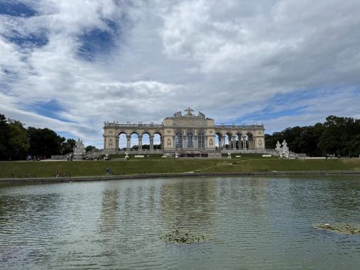 Gloriette v zahradách Schönbrunnu Gloriette v zahradách Schönbrunnu