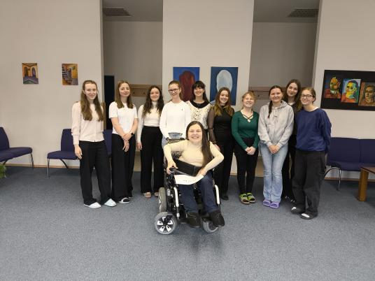 Sladká pomoc z Gymnázia Písek: DofE Bake Sale pro paní Petru