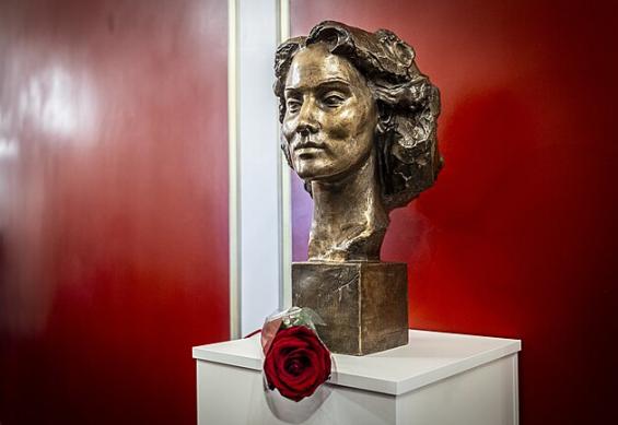 Busta ve Státní opeře