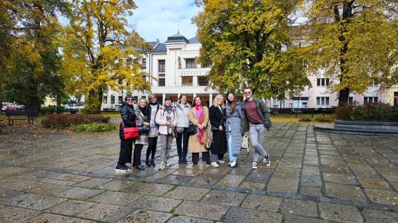 v Palackého sadech před divadlem prohlídka města