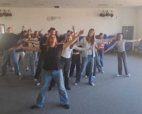 Třída 1.F. tančí na workshopu