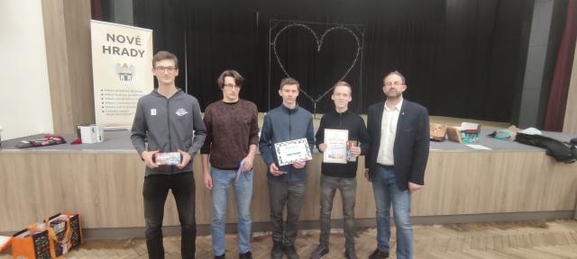 Družstvo starších po předání diplomu, v pravo ředitel turnaje Mgr. V. Hokr