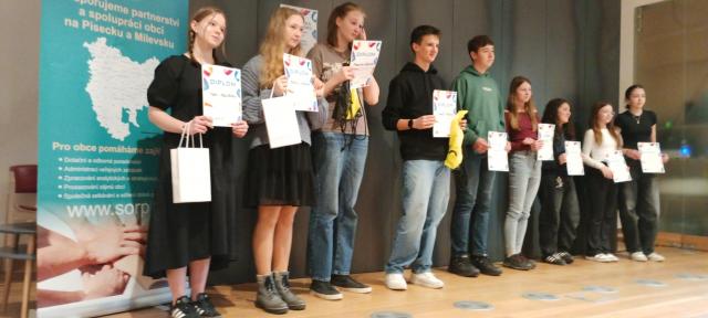 Recitátoři IV. kategorie - T. Literáková 2. zleva, L.Růžička 4. zleva