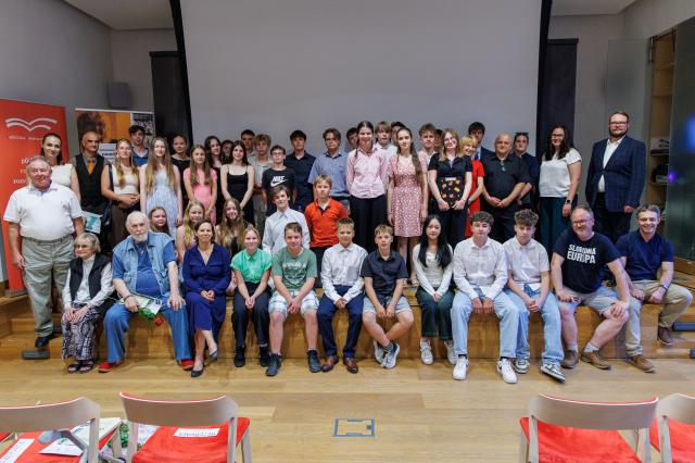 Pamětníci, studenti a učitelé v sále písecké knihovny.