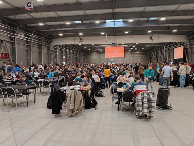 Patnáct set soutěžících