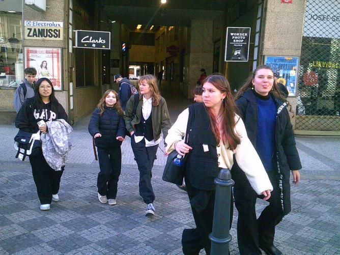 Před divadlem Před divadlem