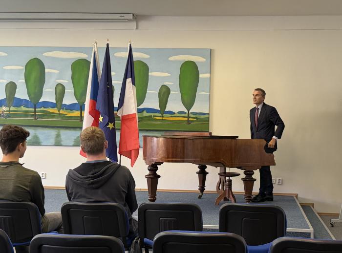 Gymnázium Písek navštívil francouzský velvyslanec Stéphane Crouzat
