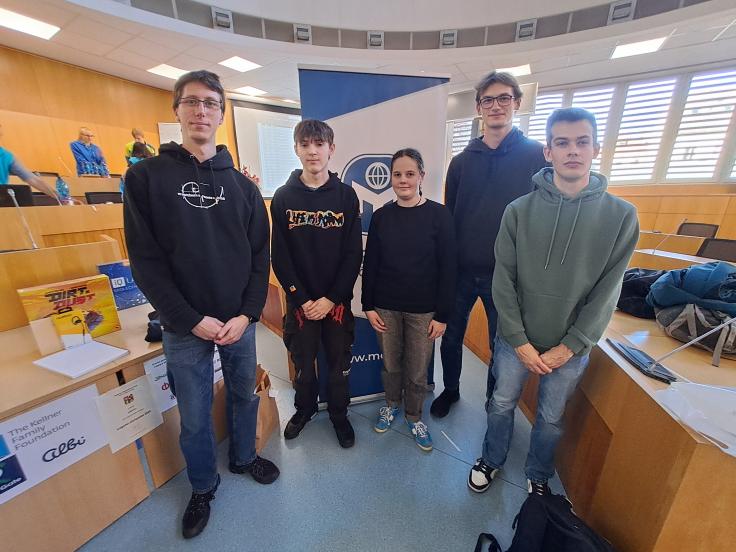 Logická olympiáda - zleva: Milan Kadlec, Lukáš Pojsl, Julie Klementová, Matěj Záluský, Jan Novák
