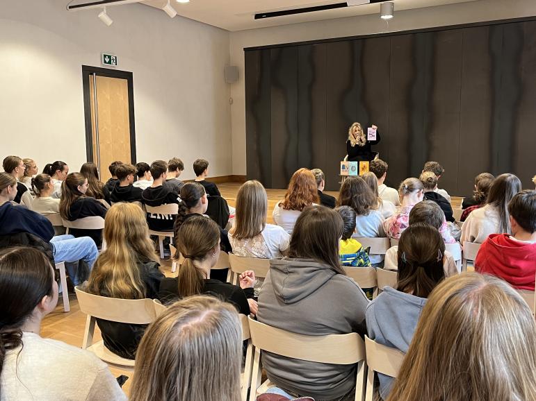 beseda se spisovatelkou Zuzanou Dostálovou beseda se spisovatelkou Zuzanou Dostálovou