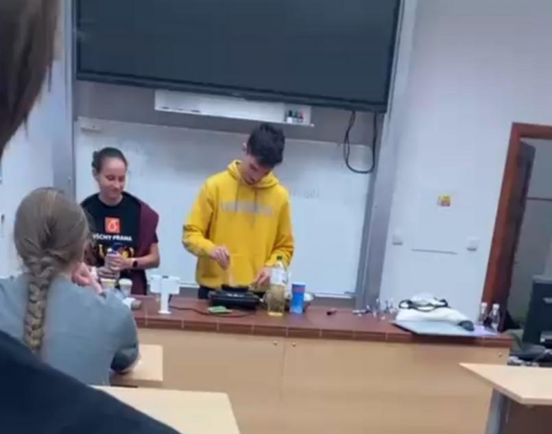 Navštívili nás z VŠCHT – hodina moderní chemie Navštívili nás z VŠCHT – hodina moderní chemie