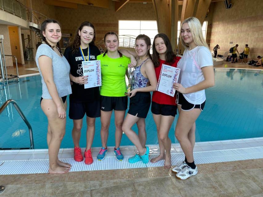 Družstvo děvčat před bazénem