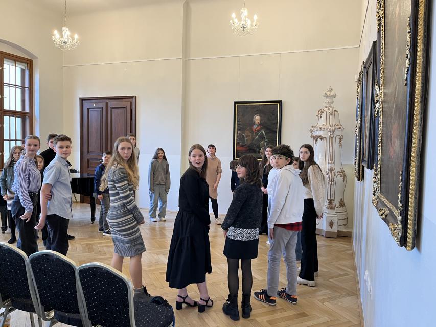 soutěžící před zahájením přehlídky