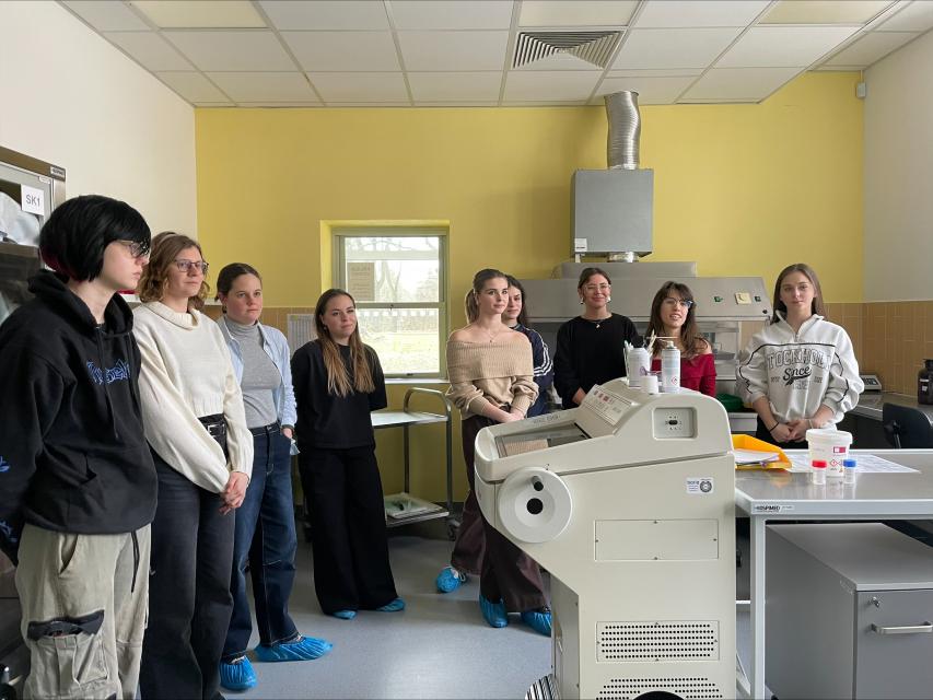 Návštěva laboratoře na patologii, 7. O