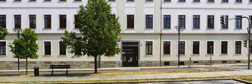 Banner Gymnázium Písek pohled z Komenského ulice